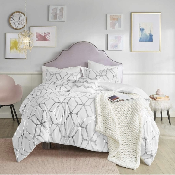 Other - FULL/QUEEN 4pc. Metallic Vivian Comforter Set by Comfort Spaces White Silver